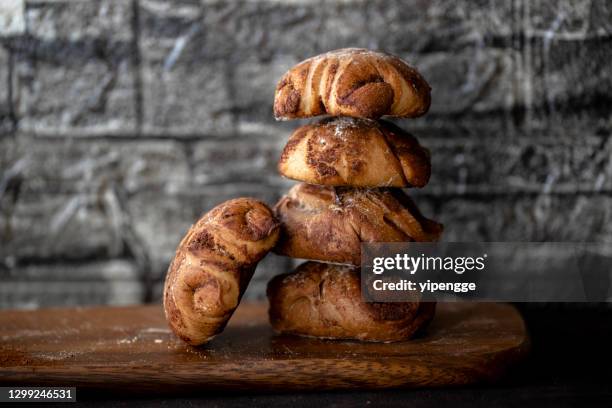 ambachtelijk brood: kaneelbroodjes - cinnamon bun stockfoto's en -beelden