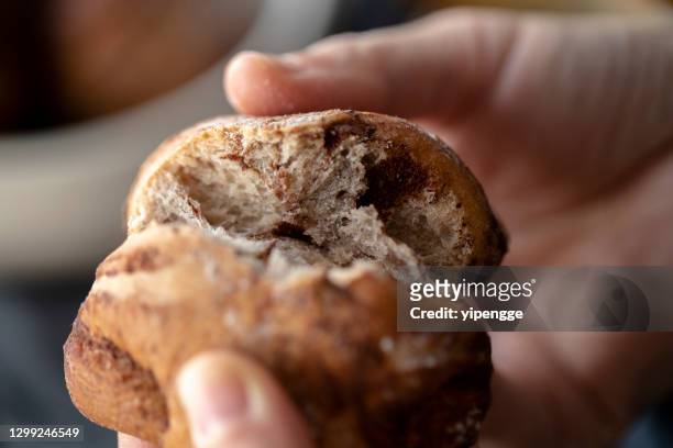hantverkare bröd: kanelbullar - bread bildbanksfoton och bilder