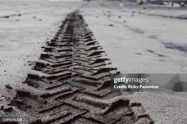 full frame shot of sand car tire tracks - reifenspur stock-fotos und bilder