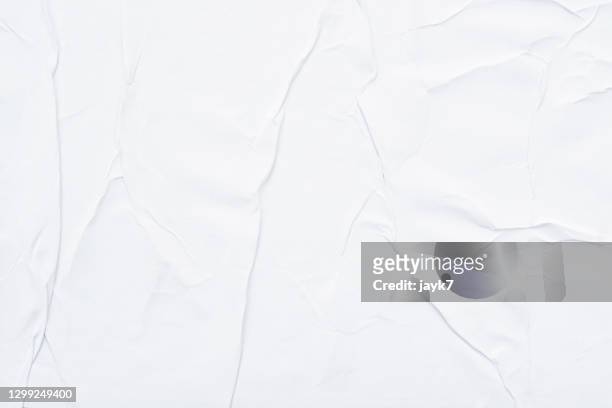 white crumpled paper - doblado condición fotografías e imágenes de stock