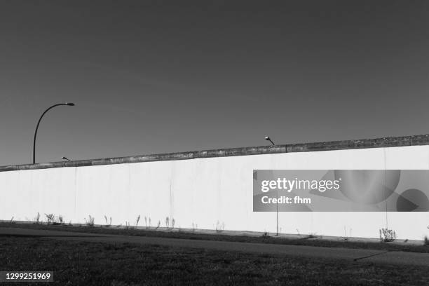 remains of the wall in the former east-berlin (germany) - berliner mauer stock-fotos und bilder