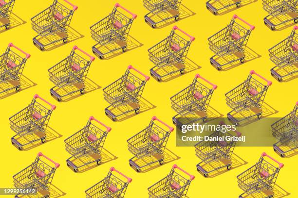 shopping carts - caddie photos et images de collection