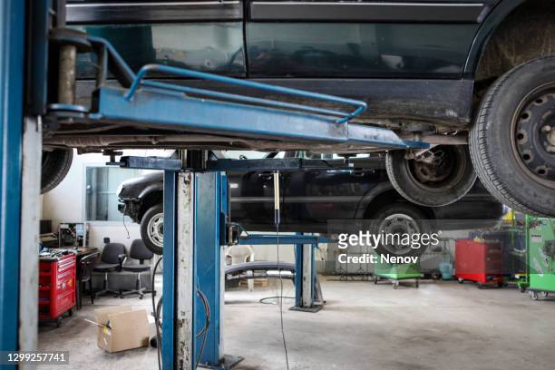 automobile repair shop - hydraulics stock-fotos und bilder