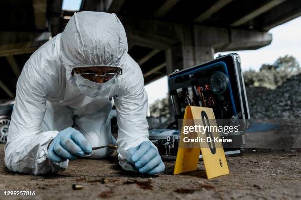 forensisch wetenschapper aan het werk - kogel stockfoto's en -beelden