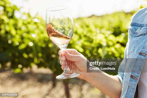 dándole un buen remolino - vino rosado fotografías e imágenes de stock