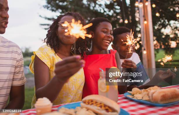 familien bbq - unabhängigkeitstag stock-fotos und bilder