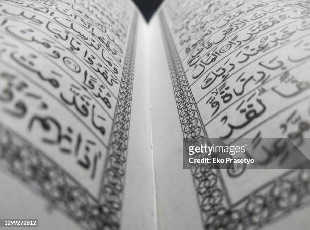 indonesian printed qur'anic text - coran photos et images de collection