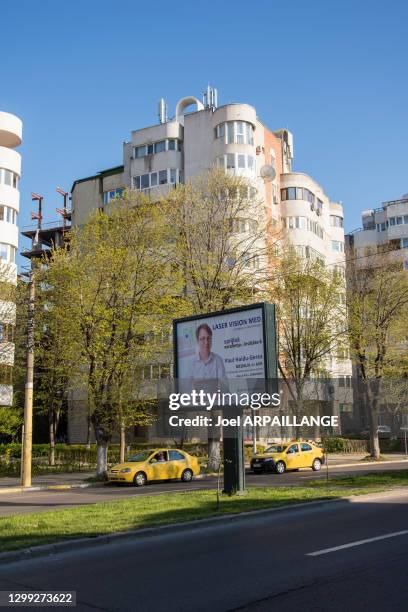 Panneau publicitaire, et taxis garés dans le quartier résidentiel de La Tomis paisible, 15 avril 2017, Constanta, Roumanie.