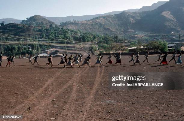 Enfants en récréation, février 1996 à Lalibela, Ethiopie.