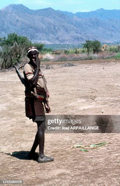 Berger Hamer avec une arme à feu, février 1996, Vallée de l'Omo, Ethiopie.