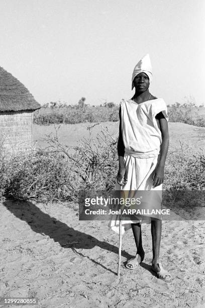 Jeune homme Peul talibé après la circoncision, février 1986, vallée du Ferlo, Sénégal.