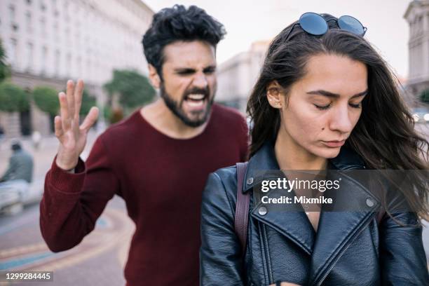 pareja en dificultades de relación - relación humana fotografías e imágenes de stock