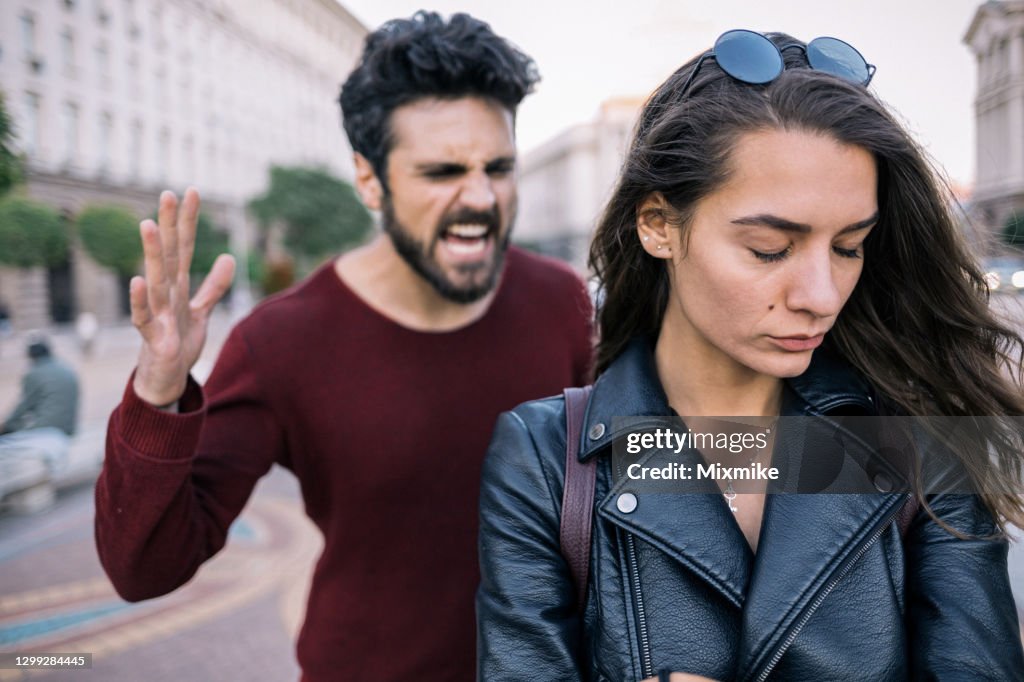 Casal em dificuldades de relacionamento