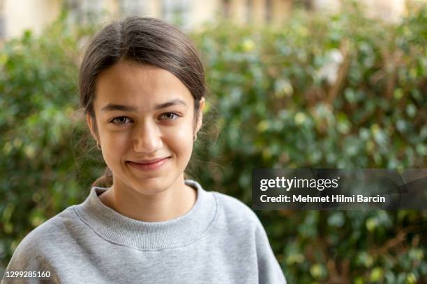 het meisje dat van teenega in openlucht stelt - turkse etniciteit stockfoto's en -beelden