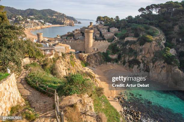 beautiful fortification town in the costa brava coast of spain with the colors of the sea. el precioso pueblo amurallado de tossa de mar en la costa brava. - girona stock-fotos und bilder
