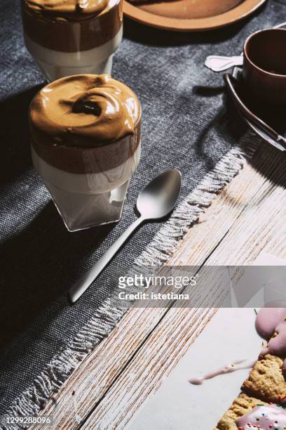 whipped dalgona coffee with milk - dalgona 個照片及圖片檔
