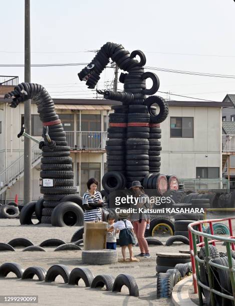 Tire Park composé de 3000 pneus usés collectés dans la zone industrielle d'Ota-ku, à Tokyo, en 1969, au cours de la période de forte croissance...