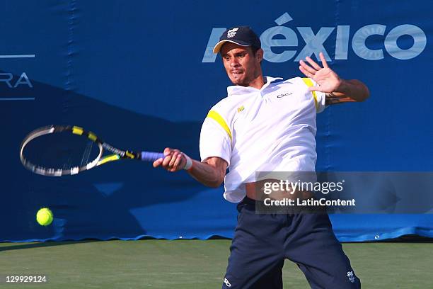 De octubre: Rogerio Dutra de Brasil devuelve la pelota en El Partido del Individual Varonil de tenis contra Julio César Campozano de Ecuador DURANTE...