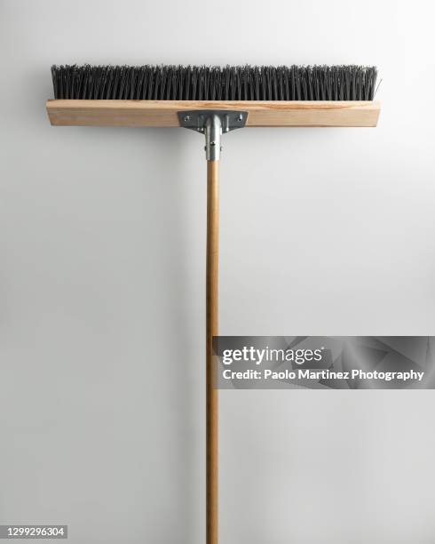 clean broom against white background - 掃地 個照片及圖片檔