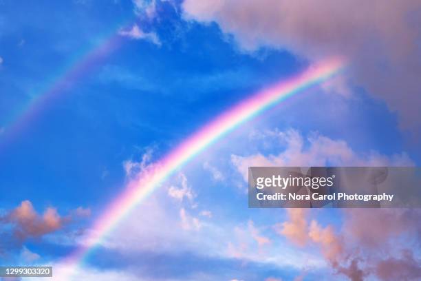 double rainbow background - arco iris doble fotografías e imágenes de stock