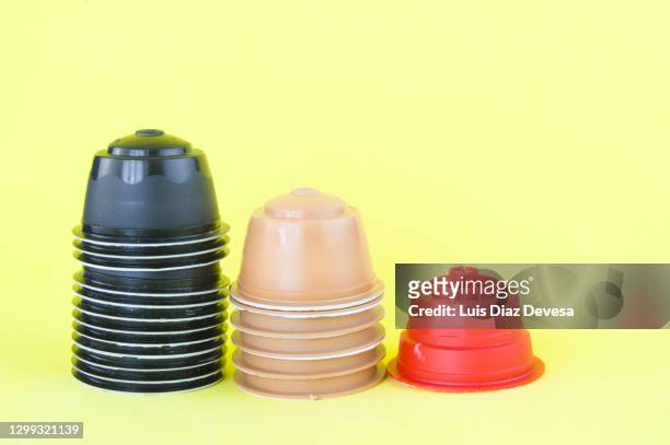 collection of espresso coffee capsules on a yellow background - capsule café stockfoto's en -beelden