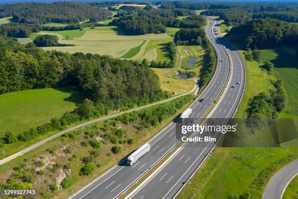 農村地域のトラックを持つ高速道路、空中写真 - アウトバーン ストックフォトと画像