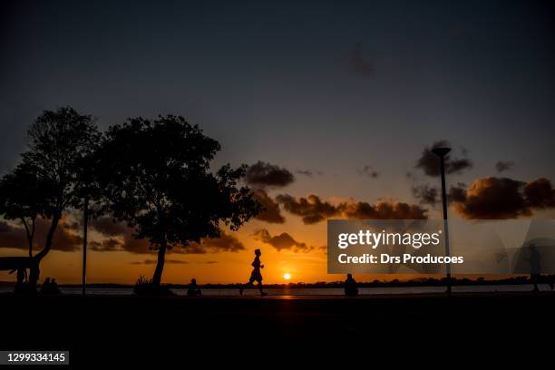 guaíba rivier zonsondergang - porto alegre stockfoto's en -beelden