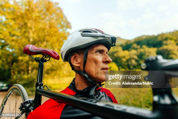 gedaan voor vandaag - triathlete stockfoto's en -beelden