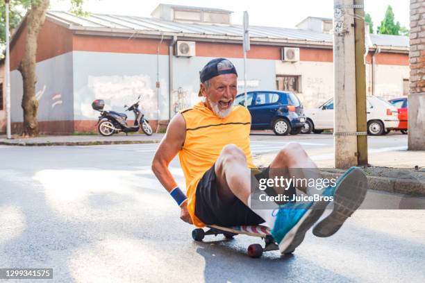 ruhestand ist eine neue jugend - rentner mann allein lustig stock-fotos und bilder