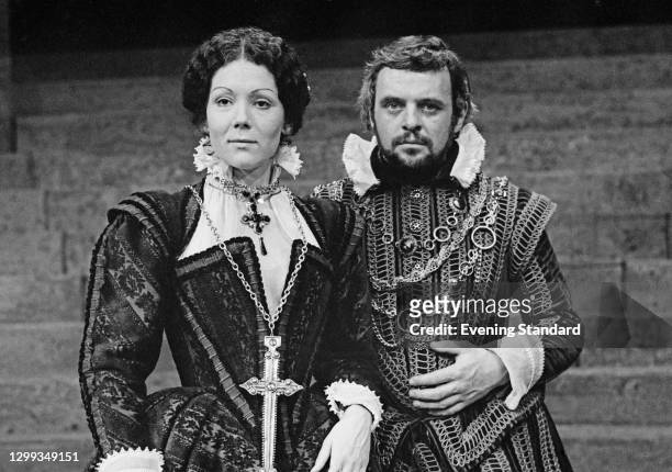 Actors Anthony Hopkins and Diana Rigg as Macbeth and Lady Macbeth in a National Theatre production of Shakespeare's 'Macbeth' at the Old Vic in...