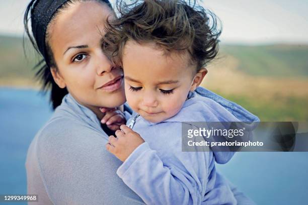 porträtt av ledsen mamma kramar sin dotter - children divorce bildbanksfoton och bilder