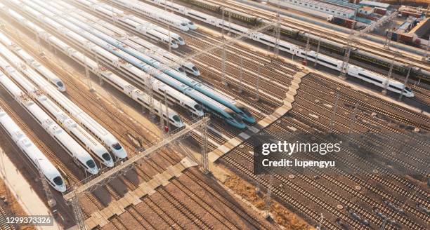 aerial view of high-speed train at sunset - hogesnelheidstrein stockfoto's en -beelden