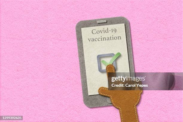 mobile app for i certificate of vaccination for covid-conceptual image - passeport vaccinal photos et images de collection