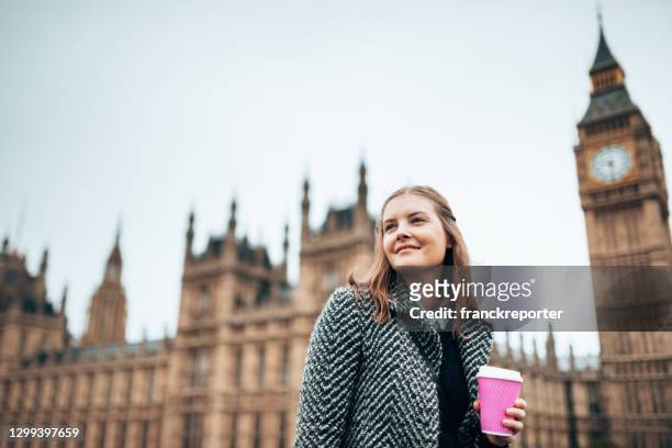 londoner an der westminster bridge - european parliament stock-fotos und bilder