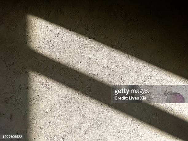 shadows on concrete wall - mottled 個照片及圖片檔