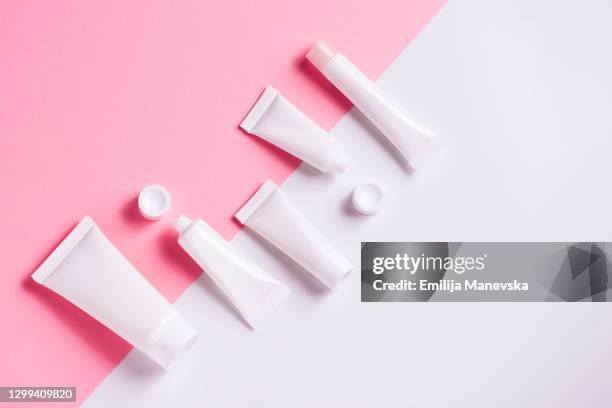 cosmetic products on pink background - cosmetic bottle stockfoto's en -beelden