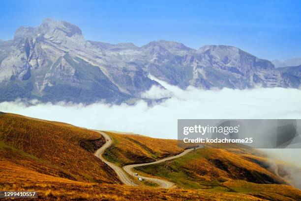 le col d’aubisque est un col de montagne dans les pyrénées à 30 km au sud de tarbes et pau dans le département des pyrénées-atlantiques, en aquitaine. - tourné sur film - col photos et images de collection