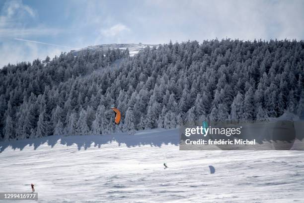 snowkiten vor einem verschneiten und frostigen wald - auvergne stock-fotos und bilder