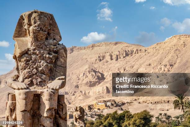 egypt, luxor, west bank, colossi of memnon at the mortuary temple of amenhotep 111 - colossi of memnon stock pictures, royalty-free photos & images