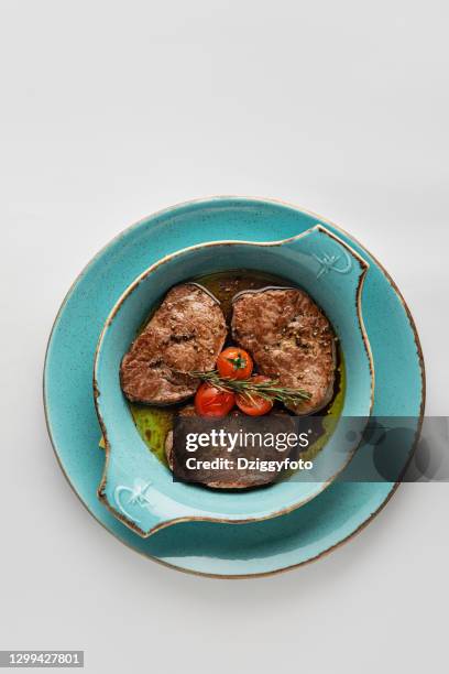 delicious sliced steak in a plate - garlic sauce stock pictures, royalty-free photos & images