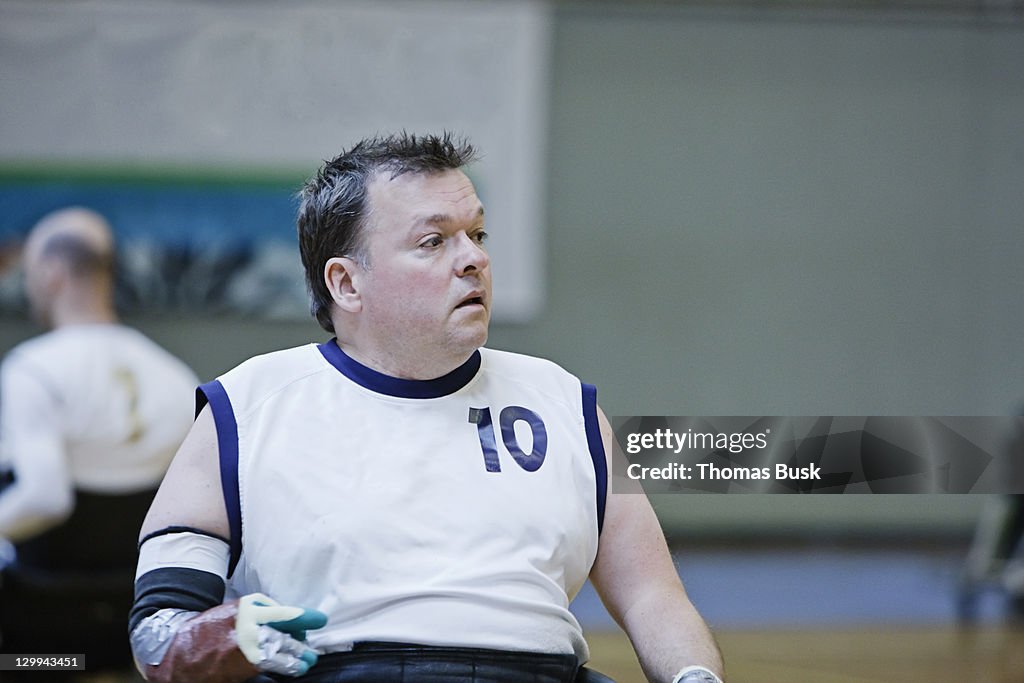 Mann im Rollstuhl spielen indoor sports