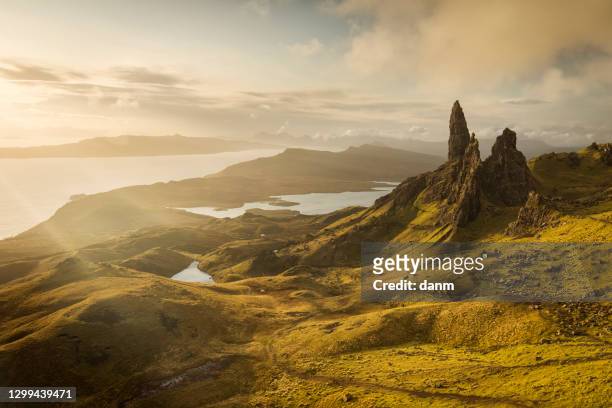 landscape view at sunset with colourful clouds of old man of storr rock formation, scotland, united kingdom - isle of skye foto e immagini stock