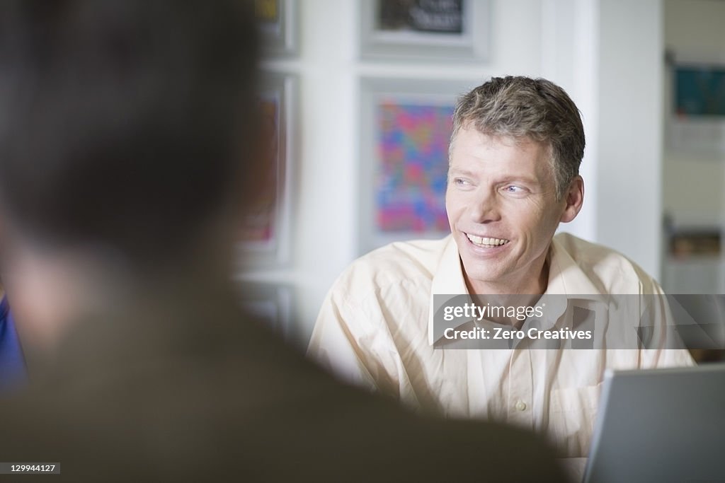 Ejecutivo sentado en reunión