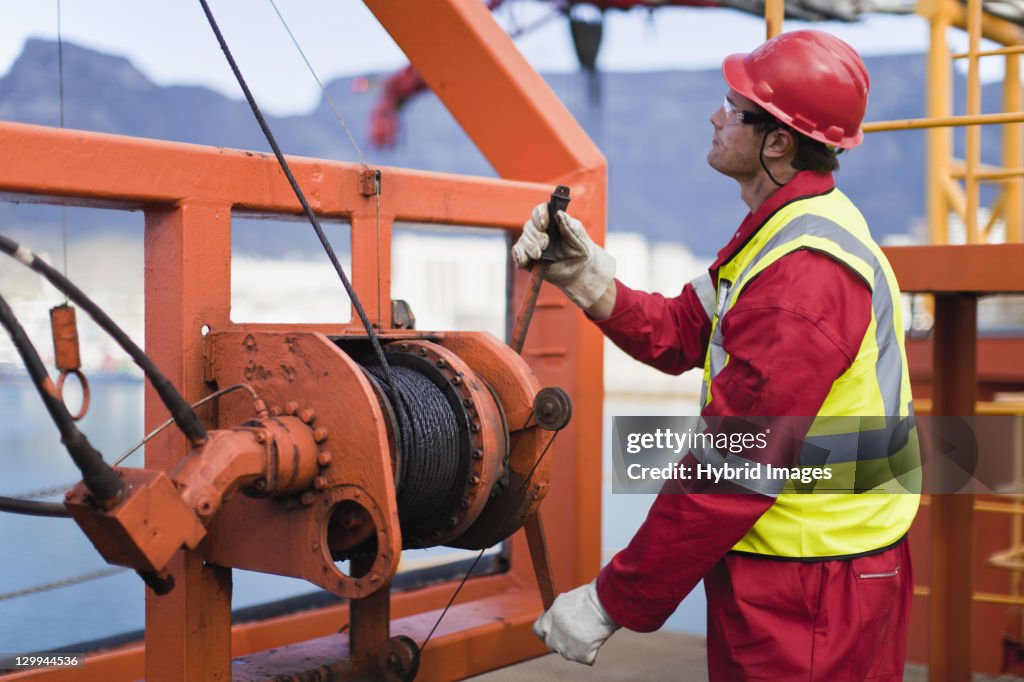 Operaio sull'Impianto di perforazione petrolifera spooling cavo