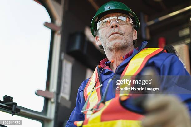 worker operating machinery on oil rig - construction machinery fotografías e imágenes de stock