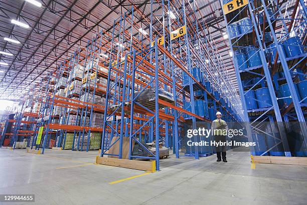 arbeiter stehend im warehouse - stahlfass stock-fotos und bilder