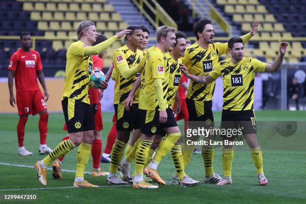 Thomas Delaney of Borussia Dortmund celebrates with team mates after scoring their side's first goal during the Bundesliga match between Borussia...