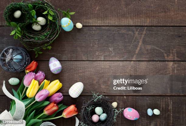 easter spring tulips frame rustic background - pascoa imagens e fotografias de stock