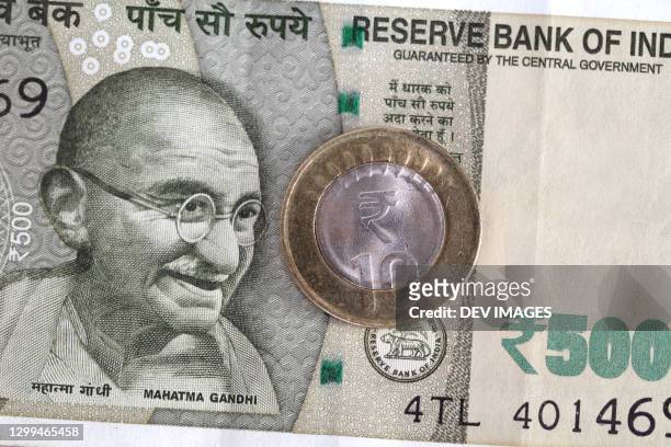 ten rupees coin on indian currency note - 2000 rupees stock pictures, royalty-free photos & images