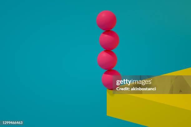 esferas en la esquina de la mesa, riesgo - equilibrio fotografías e imágenes de stock